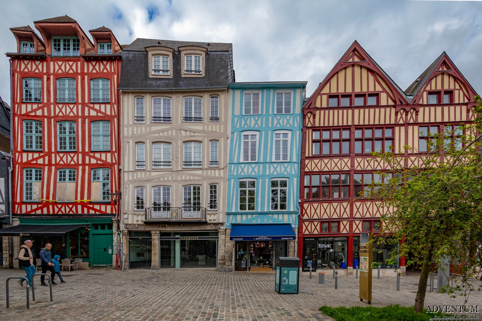 Rouen, Normandia, atrakcje Normandii, Francja, wakacje we Francji, zwiedzanie Francji, zabytki, dziedzictwo, podróże, cmentarz, budynek szachulcowy