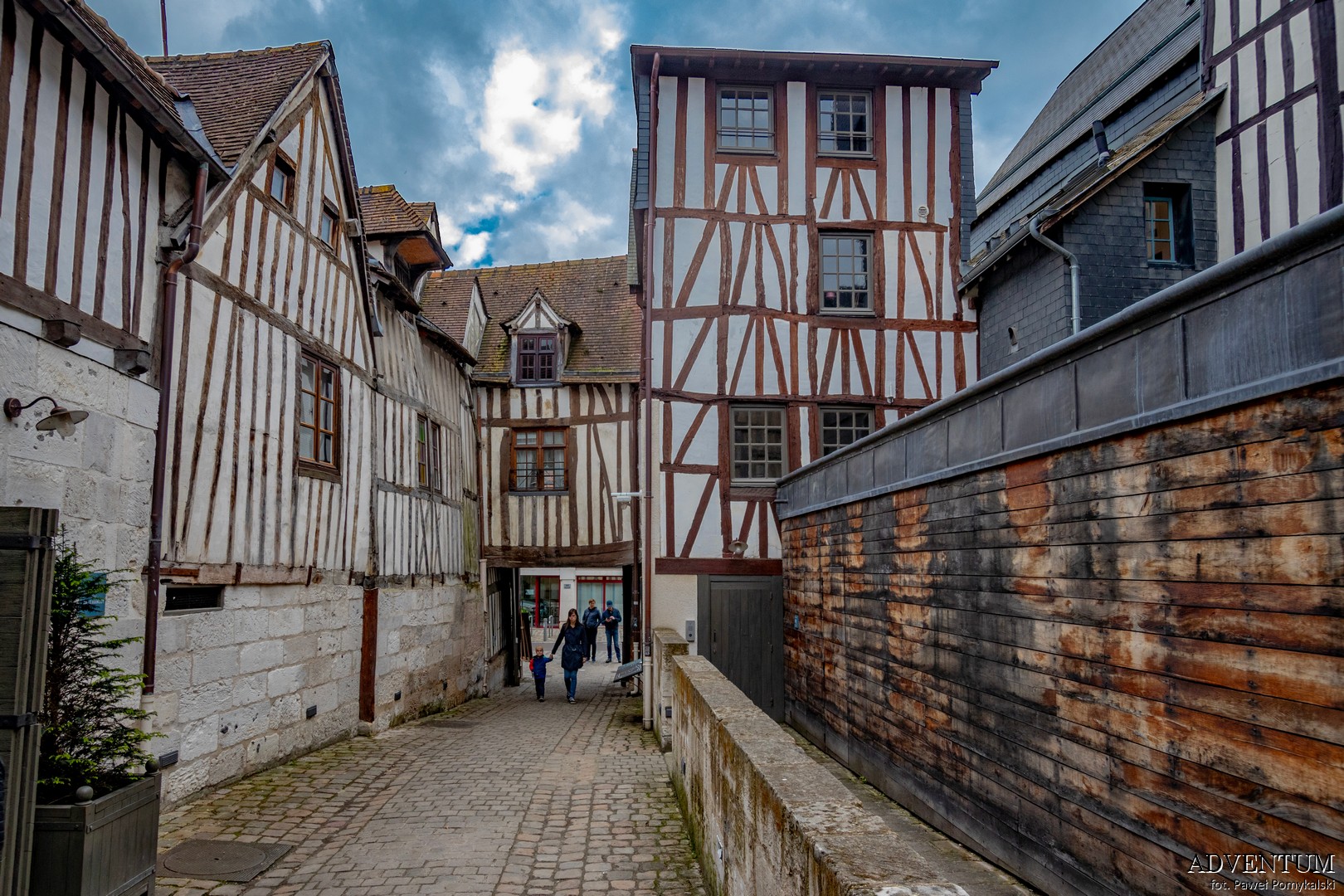 Rouen, Normandia, atrakcje Normandii, Francja, wakacje we Francji, zwiedzanie Francji, zabytki, dziedzictwo, podróże, cmentarz, budynek szachulcowy
