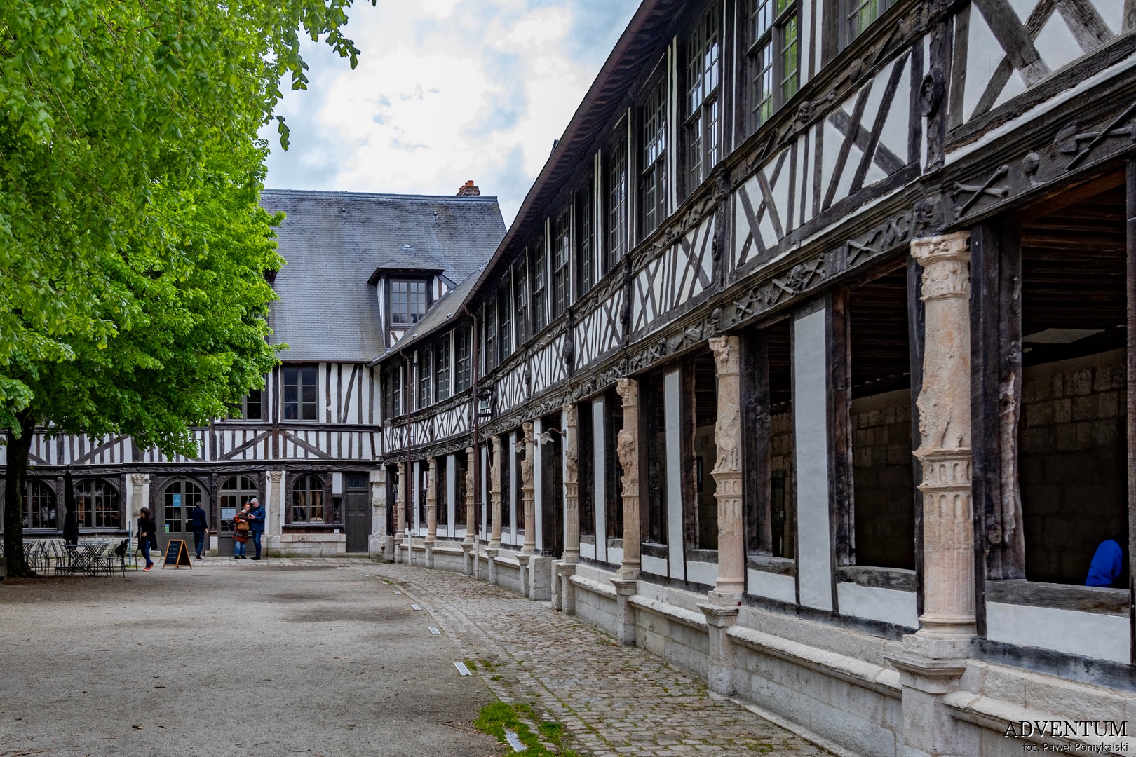 Rouen, Normandia, atrakcje Normandii, Francja, wakacje we Francji, zwiedzanie Francji, zabytki, dziedzictwo, podróże, cmentarz, budynek szachulcowy