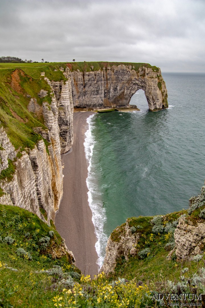 Normandia, największe atrakcje Normandii, Francja, zabytki, zwiedzanie, podróżowanie, co zobaczyć w Normandii, przewodnik po Normandii, plaża, Étretat, klify Étretat