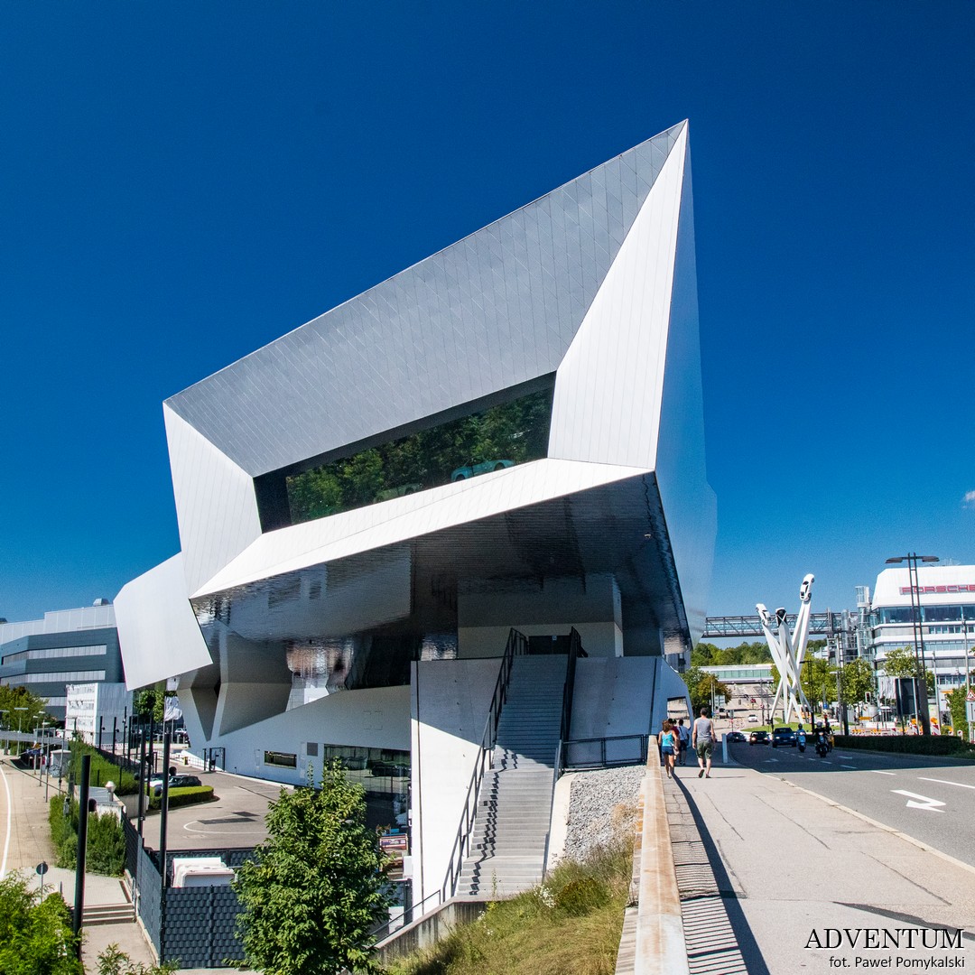 Neues Schloss, zamek, pałac, Stuttgart, miasto, metropolia, Niemcy, zwiedzanie Niemiec, atrakcje Niemiec , ulica, kamienice, architektura, atrakcje Stuttgartu, motoryzacja, mercedes, samochody