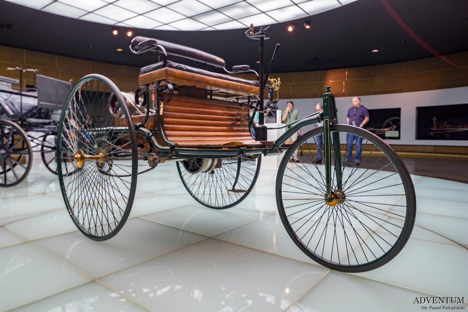 Neues Schloss, zamek, pałac, Stuttgart, miasto, metropolia, Niemcy, zwiedzanie Niemiec, atrakcje Niemiec , ulica, kamienice, architektura, atrakcje Stuttgartu, motoryzacja, mercedes, samochody